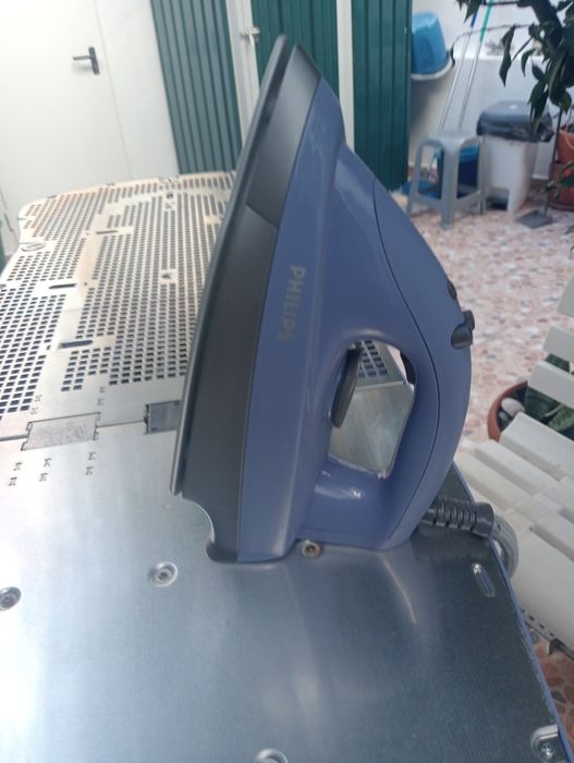 Tábua de passar a ferro elétrica PHILIPS.