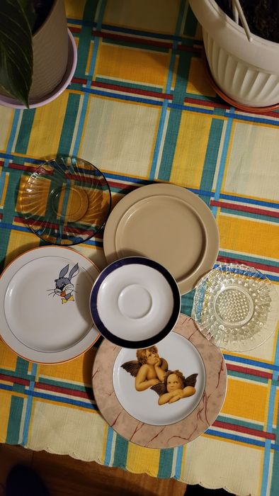 PRL Zestaw różnych talerzyków deserowych.