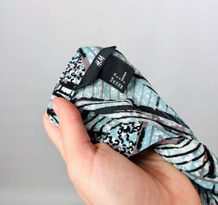 Niebieska asymetryczna sukienka na ramiączkach w ornament S 36 H&M