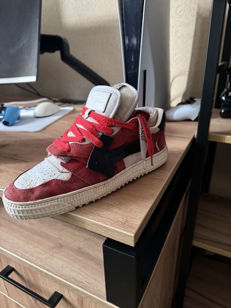 Off white floating arrow/out of office/court 3.0