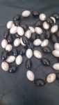 Colar deperolas pretas e brancas