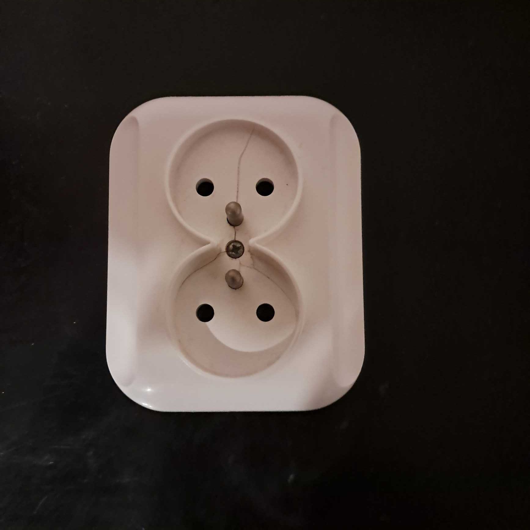 Gniazdo zewnętrzne podwójne kremowe z uziemieniem 10x8x3,5 cm