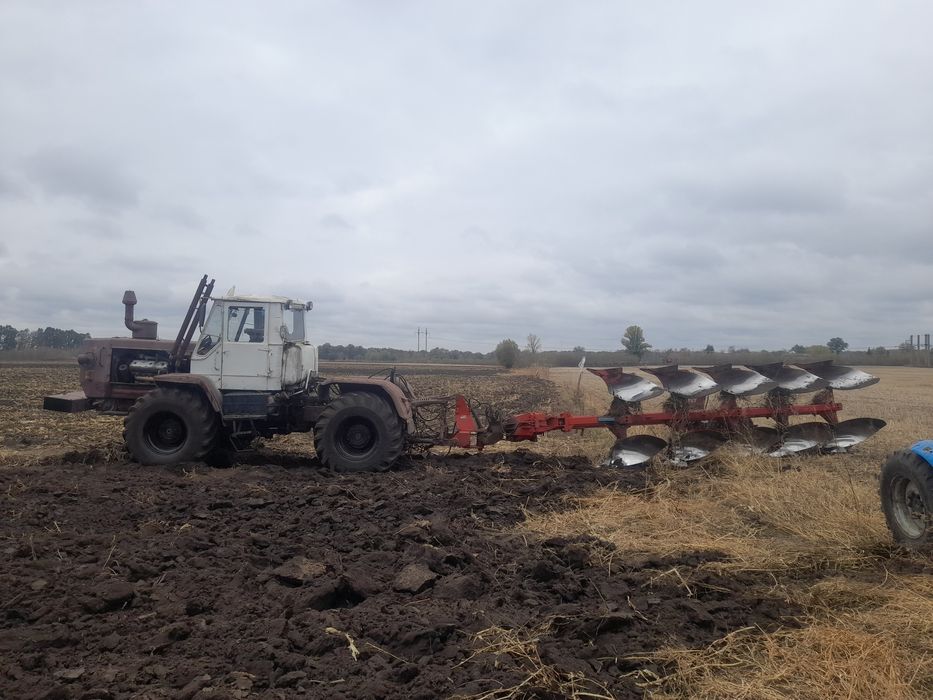Оранка плуг оборотний послуги пахоти оборотниій плуг