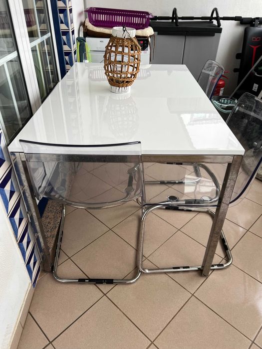 Mesa cozinha 1,35mX0,85m com 4 cadeiras acrílico