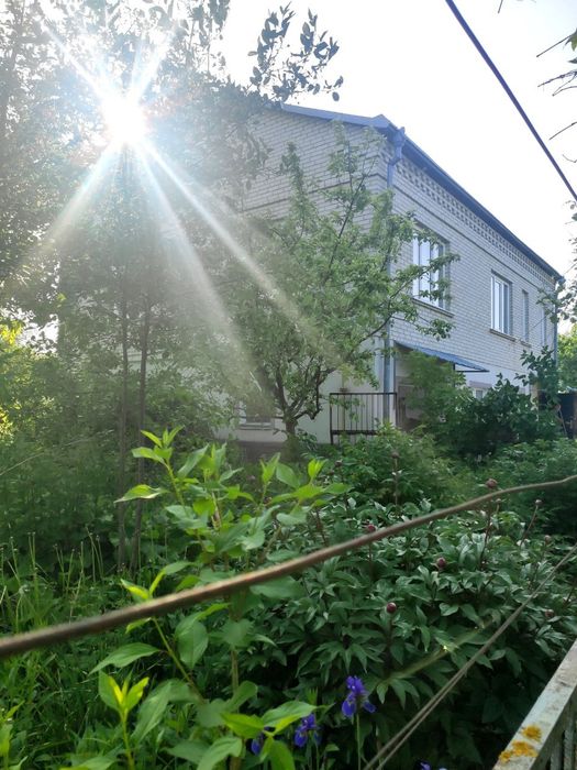 Будинок двоповерховий цегляний.