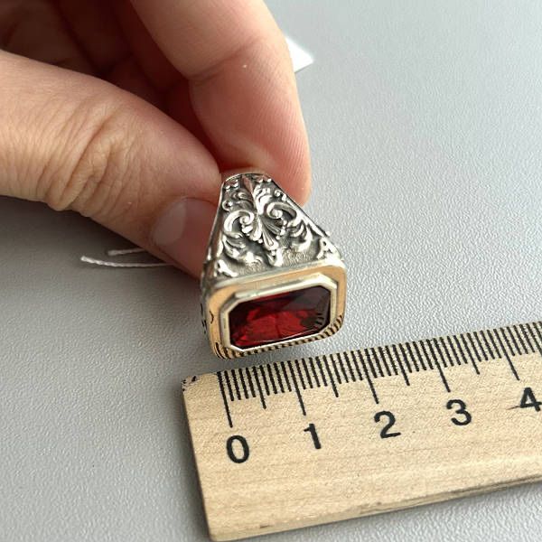 Серебряная печатка массивная с красным камнем и золотом мужская 21-23