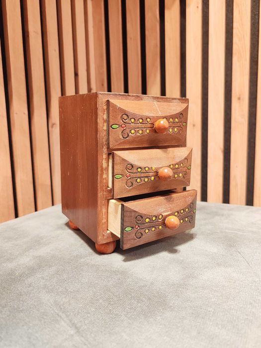 Drewniany mini-komód z 3 szufladkami – ręcznie malowany, vintage