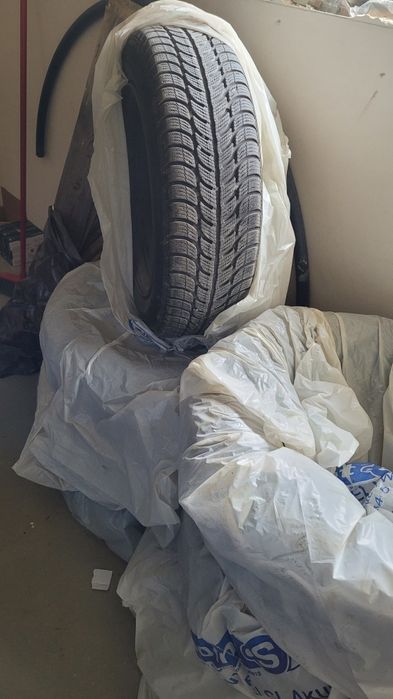 Opony zimowe 175/65 R15 na felgach stalowych 4x100 (yaris, clio corsa)