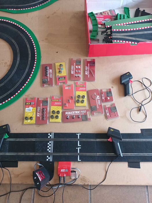 Pista SCX / Scalextric completa e muito material