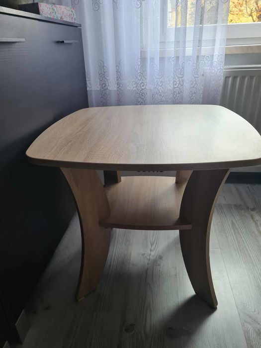Stolik kawowy średniej wielkości