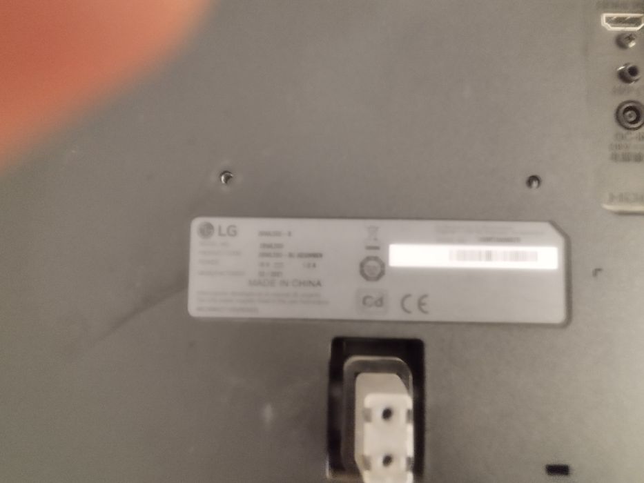 Vendo monitor LG 32'' ecrã metade partido