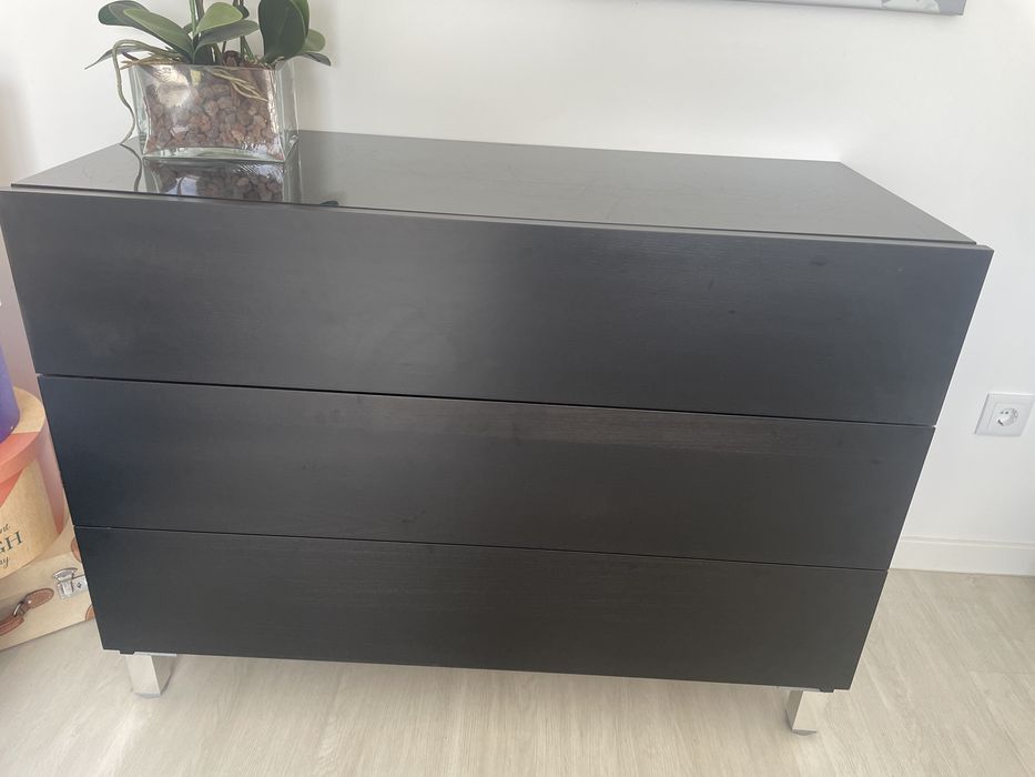 Comoda preta com 3 gavetas e tampo de vidro