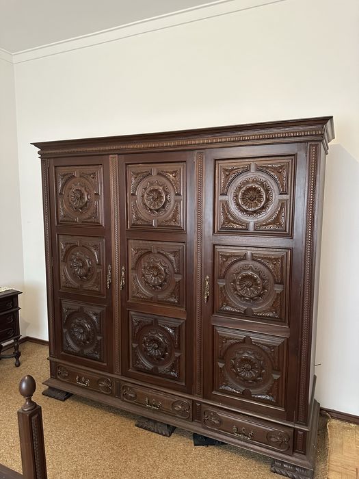 Roupeiro antigo em madeira