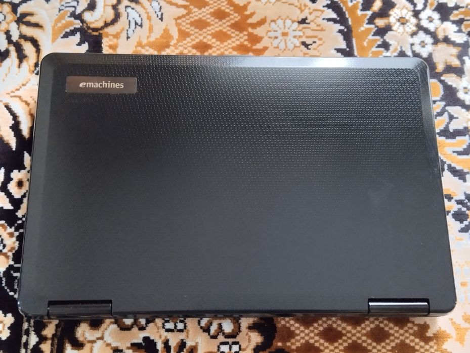 Продам ноутбук Emachines E627 (на запчастини)