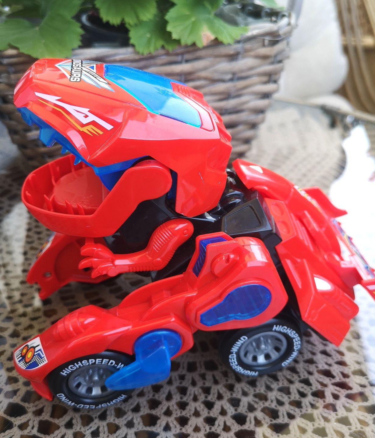 Auto dinozaur robot transformujący samochód