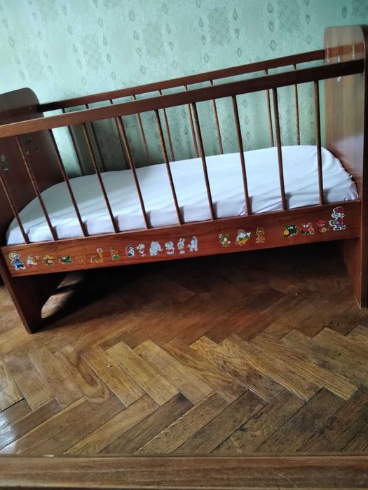 Дерев'яне дитяче ліжечко