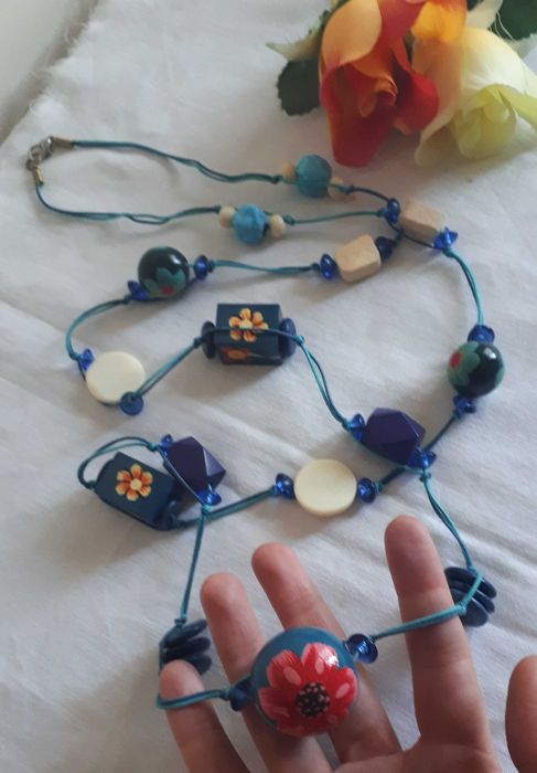 Colar comprido em tons de azul - Novo