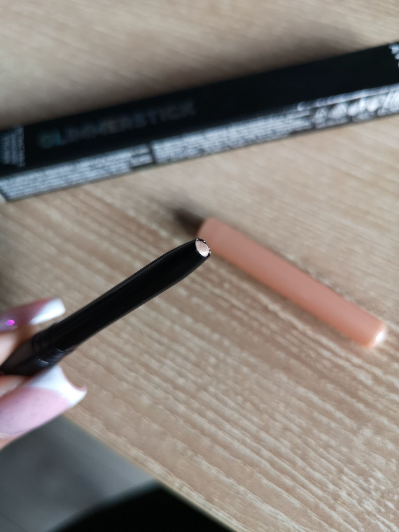 Kredka do oczu Avon Glimmerstick w kolorze Golden Crown