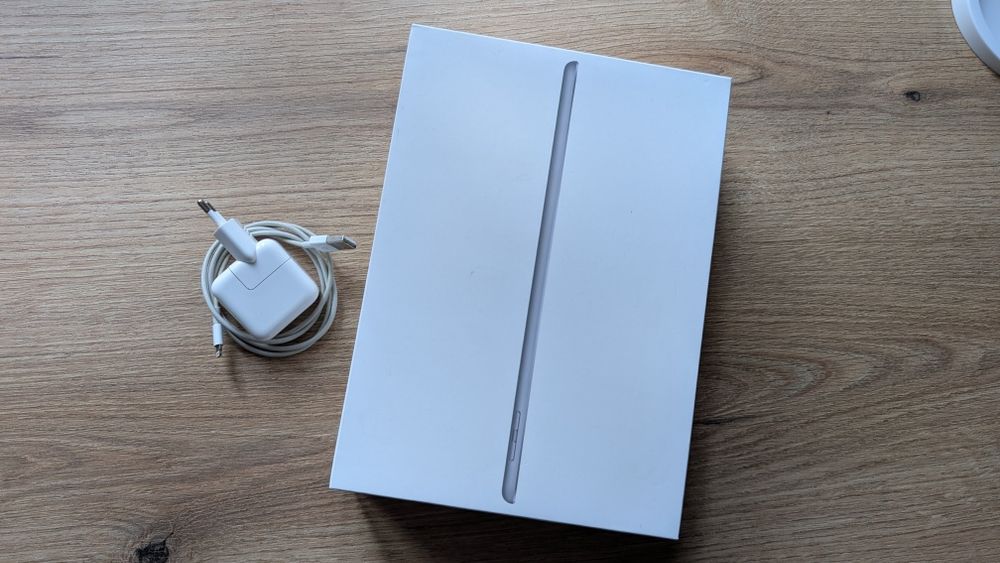 iPad 6gen, зарядка і коробка і оригінальна зарядка!