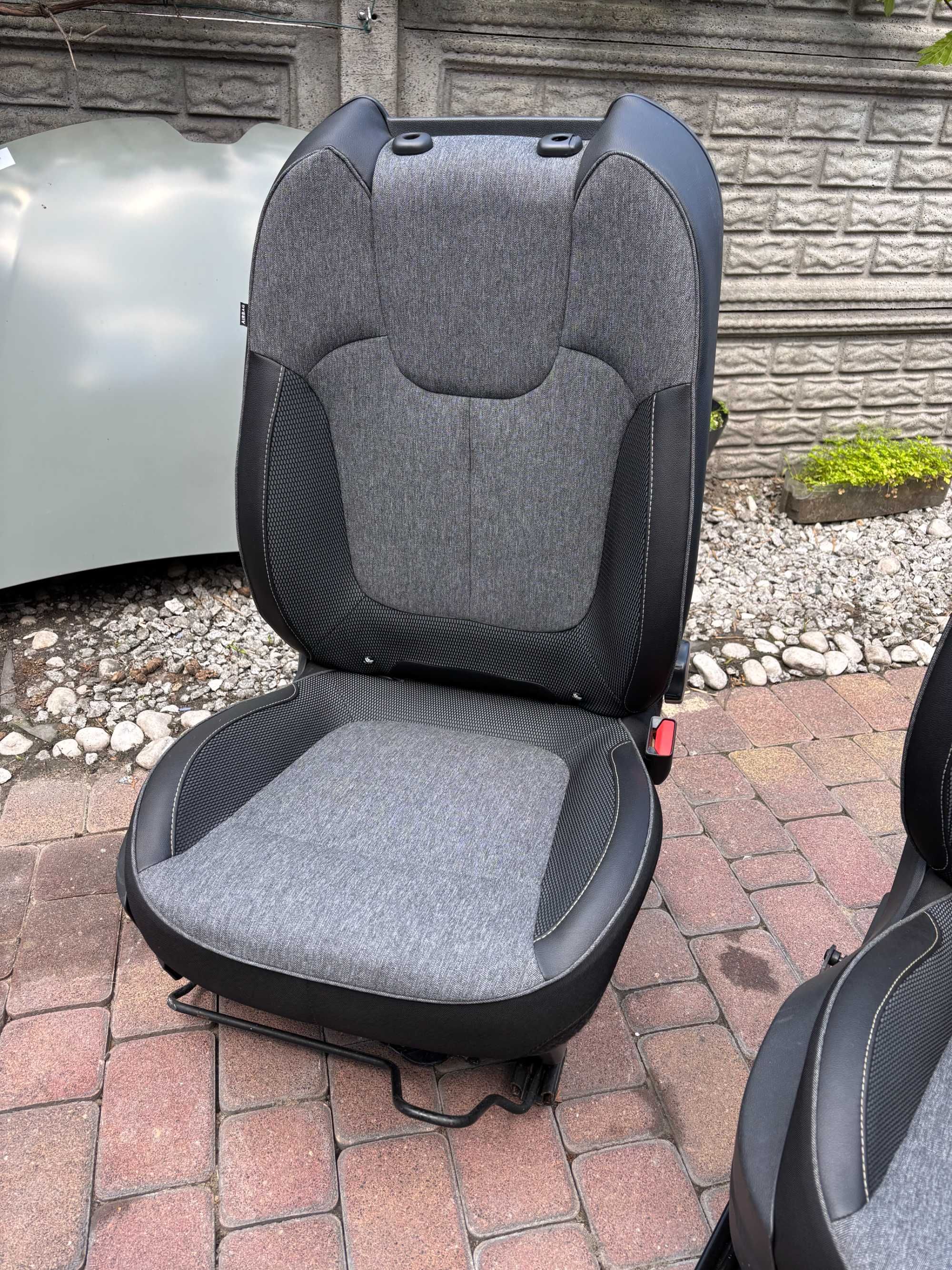 Renault Captur siedzenia, zagłówki, stelaż, kanapa, podłokietnik