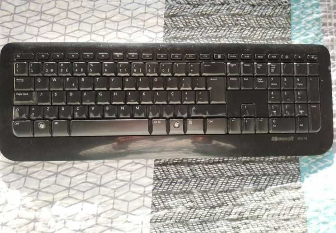 Teclado praticamente novo