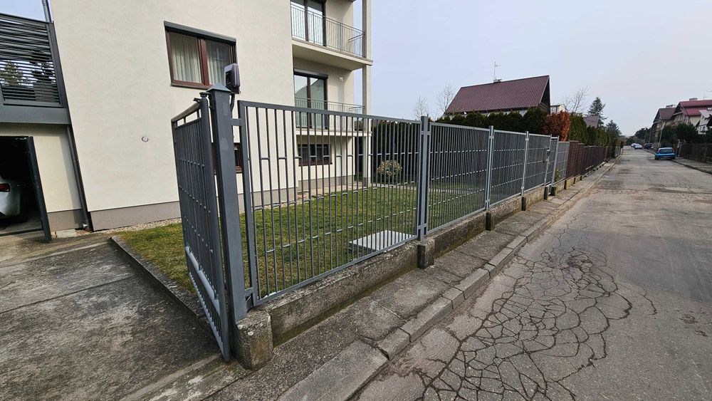 Ogrodzenie stalowe: długość 19 m: 7 przęseł + brama skrzydłowa +bramka