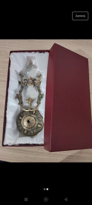 Nowa szklana klepsydra z białym piaskiem
