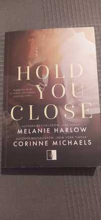 Książka Melanie Harlow i Corinne Michaels "Hold you close".