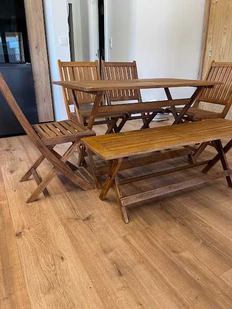 Mesa com quarto cadeiras e um banco corrido