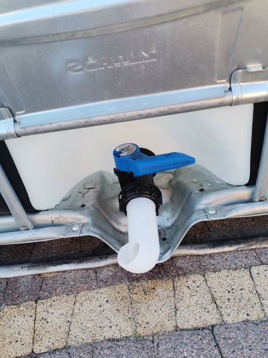 Zbiornik mauzer 1000 litrów czysty jak nowy na metalowej podstawie