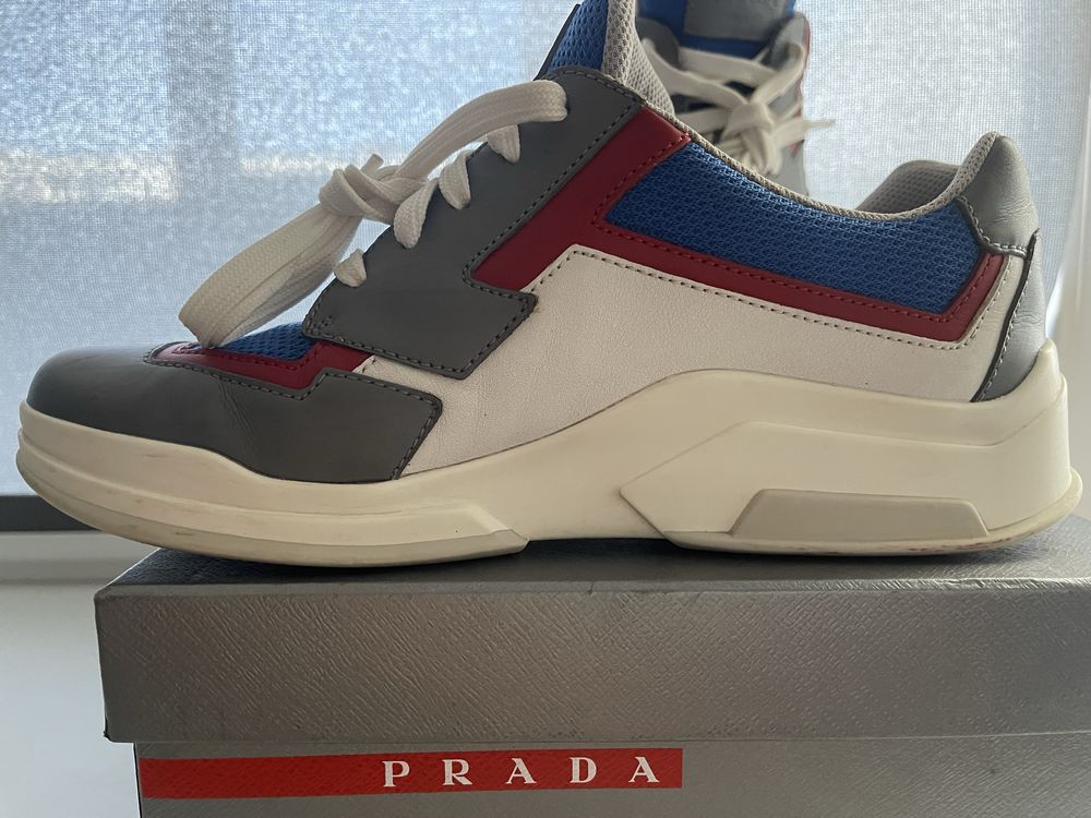 Жіночі кросівки Prada