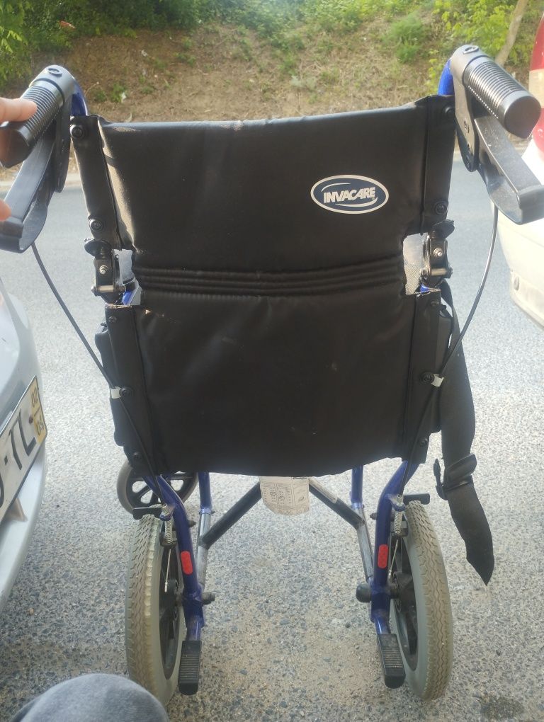 Cadeira de Rodas dobrável Semi nova perfeito estado