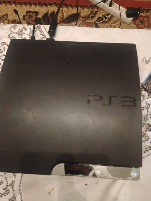 Playstation 3 Slim plus gry plus pady