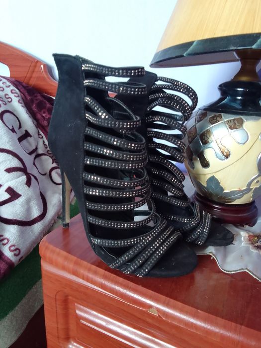 Класні чорні босоніжки 37 розміру на святкування