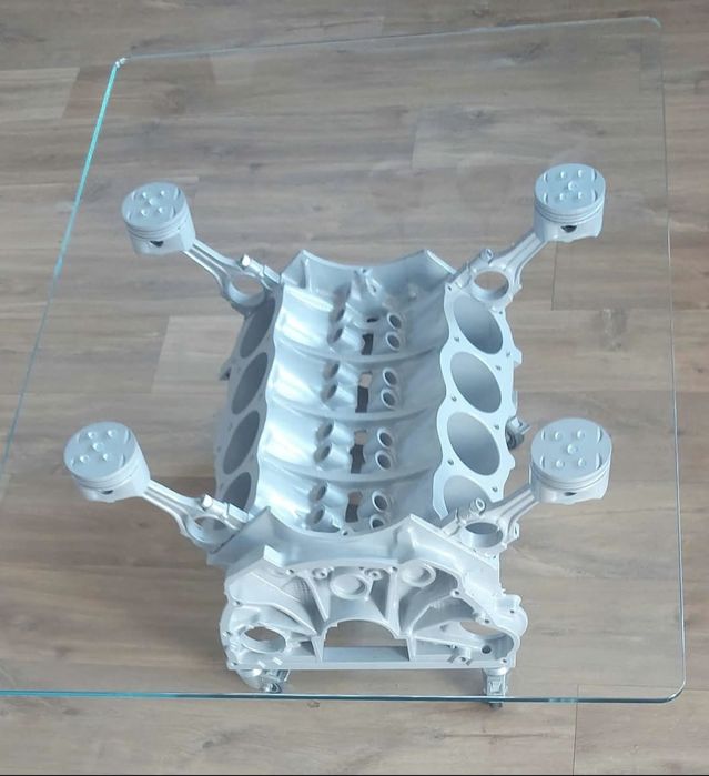 Stolik kawowy z silnika V8