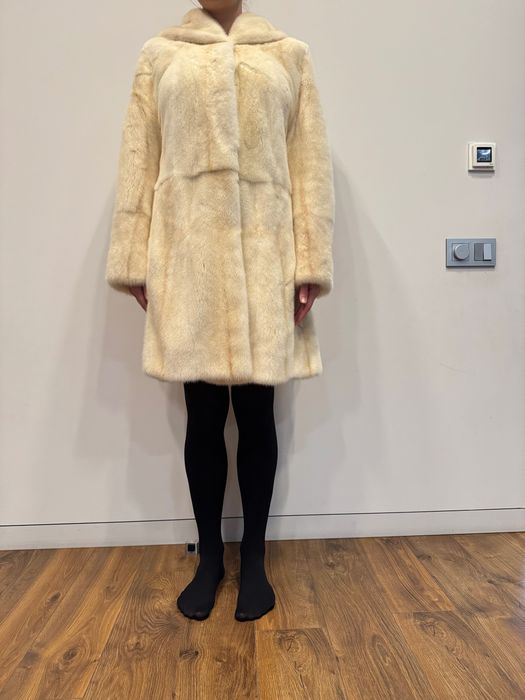 Продам білу шубу, хутро норкова шуба