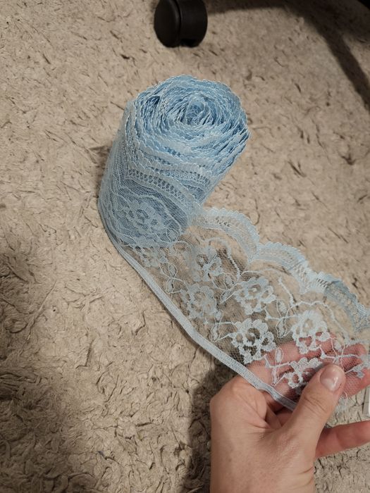Koronka niebieska szer.9-10cm, długość ponad 12 metrów
