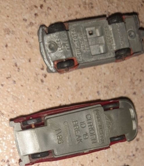 Lote 2 miniaturas (portes incluidos )