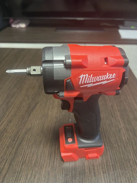 Компактний ударний гайковерт 1/2 MILWAUKKE M18