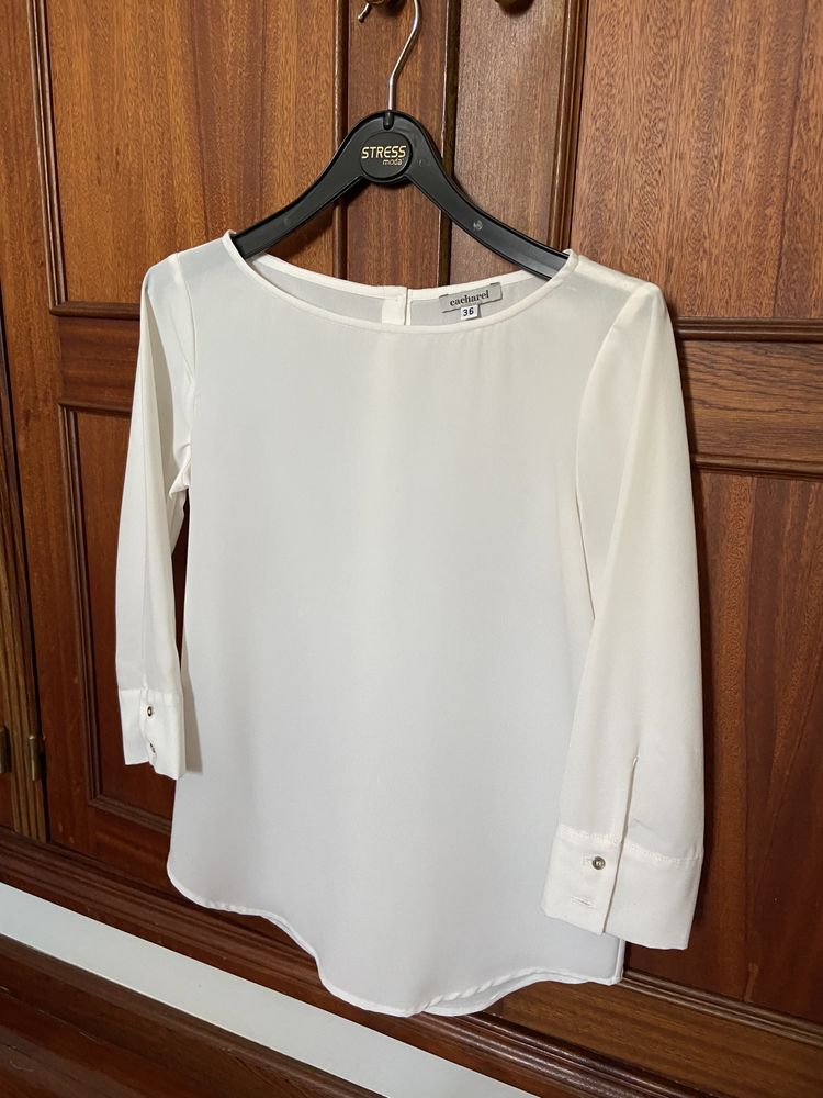 Blusa branca tipo seda com botões Cacharel