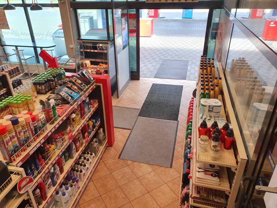 Meble i wyposażenie sklepu stacji paliw.