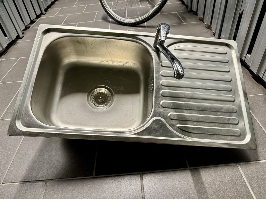 Zlewozmywak z bateria i umywalka lazienkowa