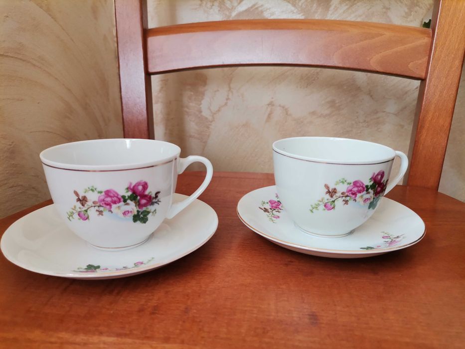 Dwie filiżanki ze spodkami