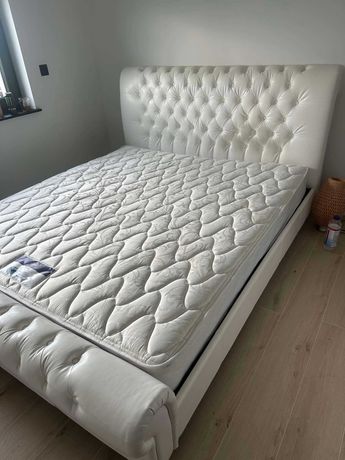 Łóżko 180x200, biała skóra, wysokiej jakości materac, stan idealny