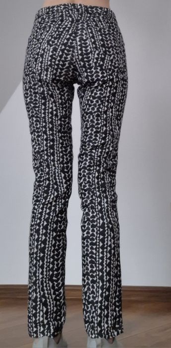 Czarnobiałe, materiałowe spodnie H&M, 40, wzorzyste.