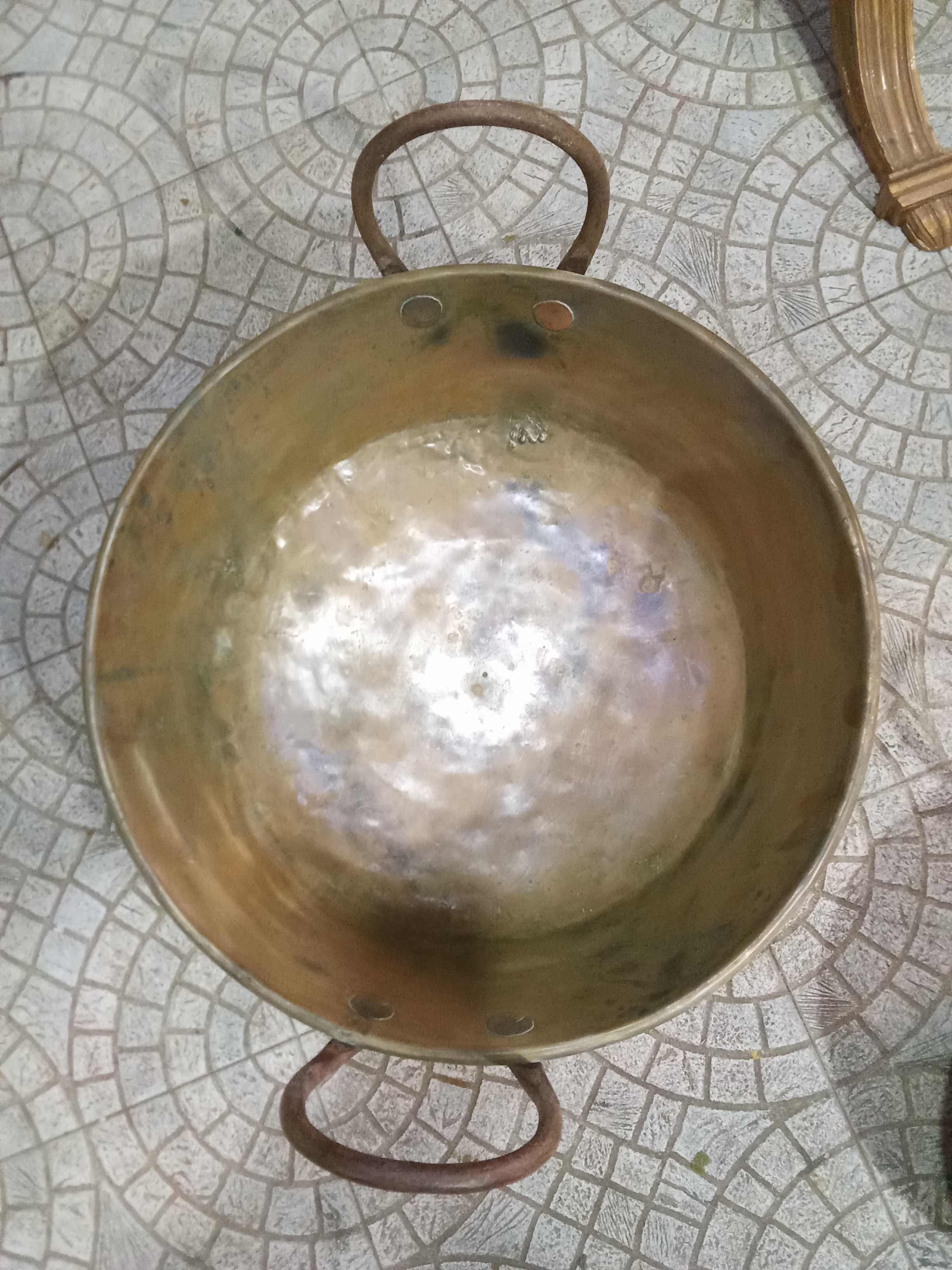 3 tachos em cobre com fundos remendados e rebitados à moda antiga.