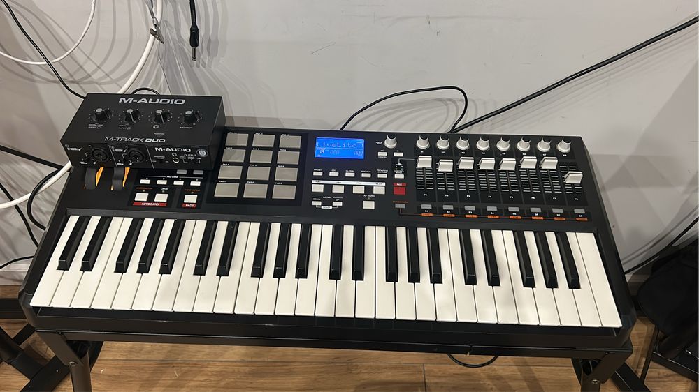 Conteoladaor akai MPK 49 e placa audio Myrack DUO