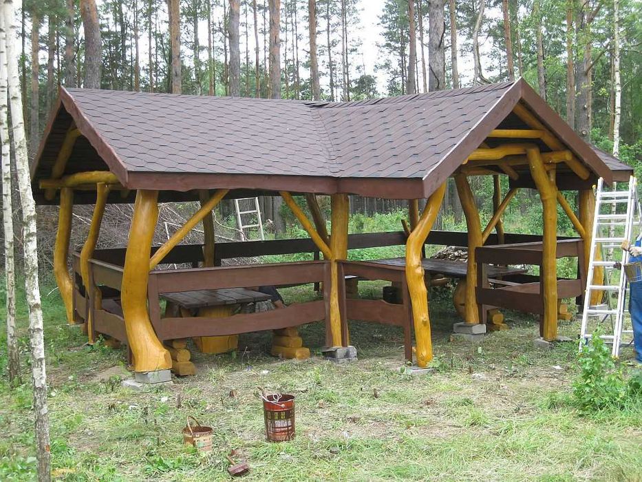 Altana z bali naturalnych krzywych okrągłych biesiadna ogrodowa