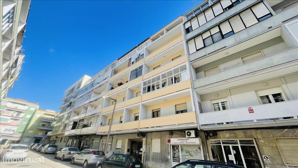 Apartamento T2, com Logradouro, no Bairro do Liceu, em Setúbal