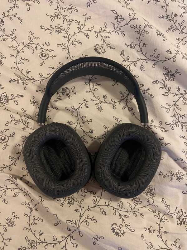 Czarne air pods max